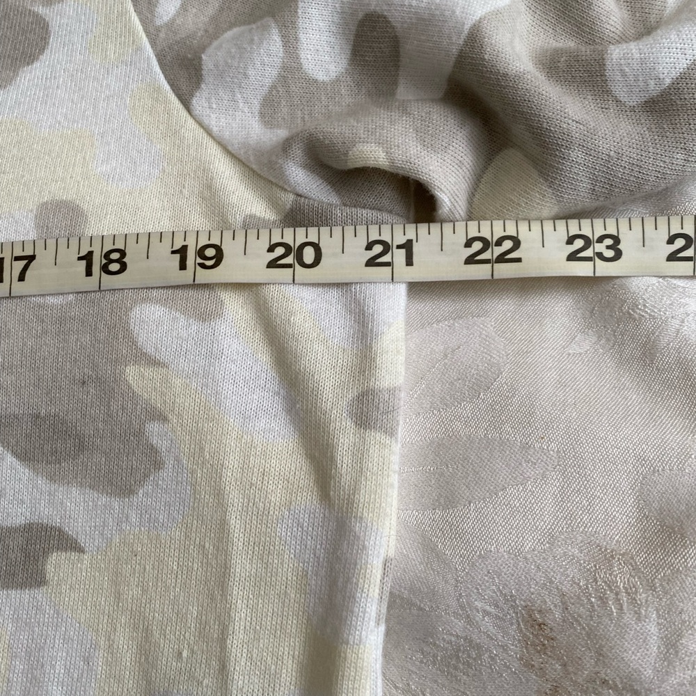 SoulCycle Camo Long Sleeve Sweatshirt L - Picture 9 of 10